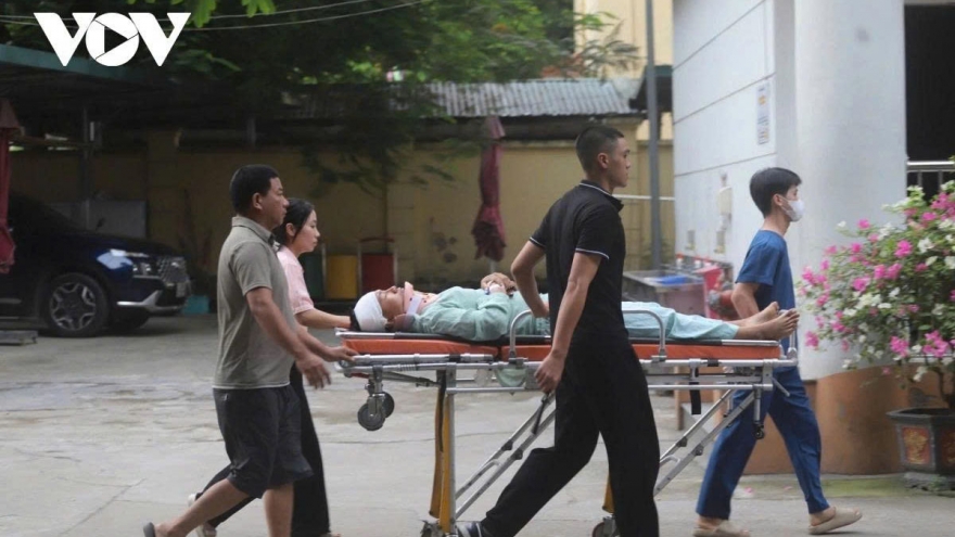 Nằm cáng đi thi, nam sinh đỗ tốt nghiệp và kỳ vọng bước vào đại học mơ ước